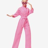 Auch die Puppe ist im pinken Overall inklusive Haarband und Sonnenbrille verfügbar.