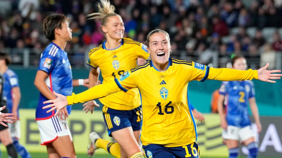 Schwedens Filippa Angeldal nach ihrem verwandelten Elfmeter, der ihrem Team den Einzug ins Halbfinale der Fußball-WM sicherte Schwedens Filippa Angeldal nach ihrem verwandelten Elfmeter, der ihrem Team den Einzug ins Halbfinale der Fußball-WM sicherte