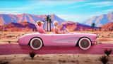 Mit der knallpinken Corvette reisen Barbie und Ken in die "echte Welt".
