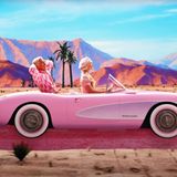 Mit der knallpinken Corvette reisen Barbie und Ken in die "echte Welt".