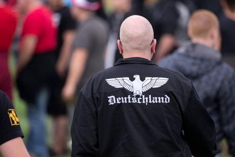 Fans bei einem Rechtsrock Konzert