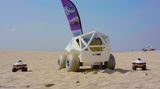 Beach Bot: Kein Müll am Strand  Sommer. Strand. Müll. Wer einmal im Sommer im Sand der berühmten Hamburger Elbstrände saß, versteht die Welt nicht mehr. Tausende Raucher drücken im Sand ihre Kippen aus und lassen sie da stecken. Nichts gegen ein Bierchen mit Blick auf den Hafen, doch viele lassen das Leergut im Sand stehen. Flasche kaputt? Na, dann schnell im Sand verbuddeln, wird schon nicht auffallen. Dazu Aluschalen vom Grillen, und anderes Verpackungsmaterial. Der Beachbot aus Holland hätte hier an der Elbe viel zu tun. Der knuffige Roboter auf vier Rädern ist ein auf Strände spezialisierter Müllsammler, der Müll erkennt, aufsammelt, in seinen Bauch packt und zur Sammelstelle fährt. Noch ist er ein Projekt. Aber wer weiß, vielleicht wir der Beachbot ja der technische Urahn von Walley aus dem gleichnamigen Pixar-Film.