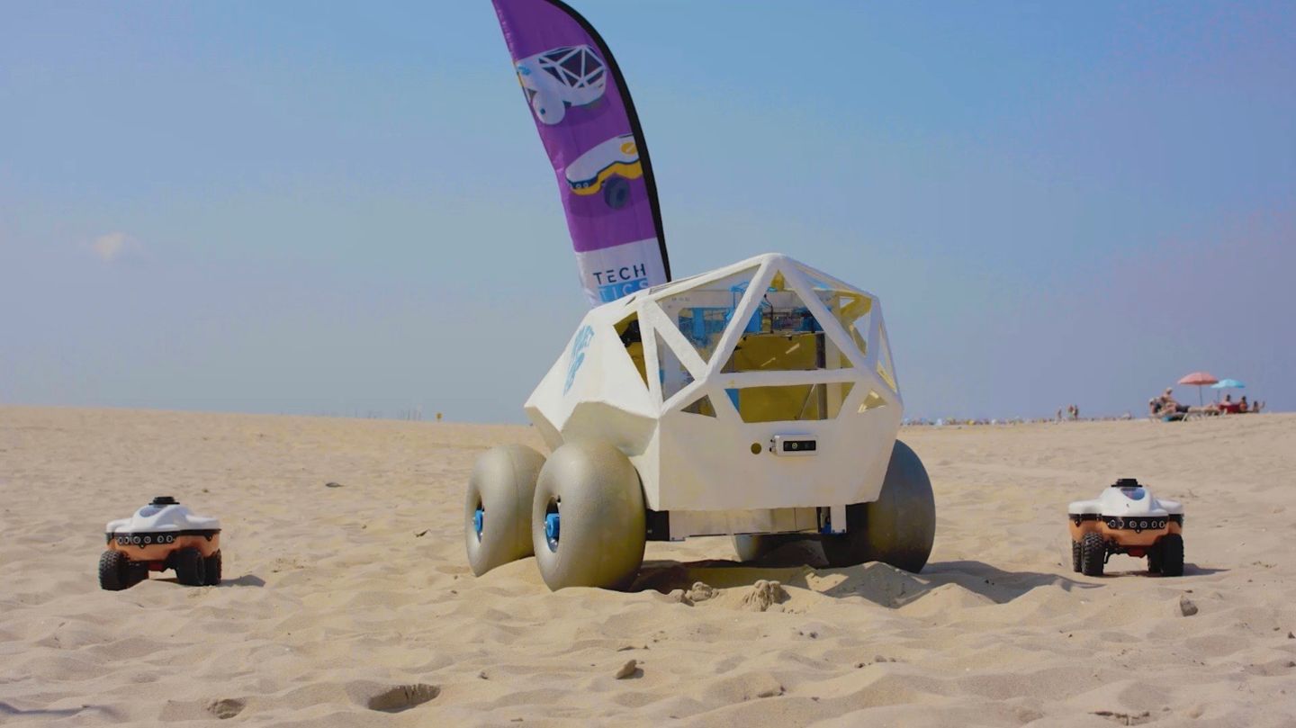 Wasserstoff-Flugzeuge und Lade-Laternen: Beach Bot: Kein Müll am Strand Sommer. Strand. Müll. Wer einmal im Sommer im Sand der berühmten Hamburger Elbstrände saß, versteht die Welt nicht mehr. Tausende Raucher drücken im Sand ihre Kippen aus und lassen sie da stecken. Nichts gegen ein Bierchen mit Blick auf den Hafen, doch viele lassen das Leergut im Sand stehen. Flasche kaputt? Na, dann schnell im Sand verbuddeln, wird schon nicht auffallen. Dazu Aluschalen vom Grillen, und anderes Verpackungsmaterial. Der Beachbot aus Holland hätte hier an der Elbe viel zu tun. Der knuffige Roboter auf vier Rädern ist ein auf Strände spezialisierter Müllsammler, der Müll erkennt, aufsammelt, in seinen Bauch packt und zur Sammelstelle fährt. Noch ist er ein Projekt. Aber wer weiß, vielleicht wir der Beachbot ja der technische Urahn von Walley aus dem gleichnamigen Pixar-Film. Beach Bot: Kein Müll am Strand Sommer. Strand. Müll. Wer einmal im Sommer im Sand der berühmten Hamburger Elbstrände saß, versteht die Welt nicht mehr. Tausende Raucher drücken im Sand ihre Kippen aus und lassen sie da stecken. Nichts gegen ein Bierchen mit Blick auf den Hafen, doch viele lassen das Leergut im Sand stehen. Flasche kaputt? Na, dann schnell im Sand verbuddeln, wird schon nicht auffallen. Dazu Aluschalen vom Grillen, und anderes Verpackungsmaterial. Der Beachbot aus Holland hätte hier an der Elbe viel zu tun. Der knuffige Roboter auf vier Rädern ist ein auf Strände spezialisierter Müllsammler, der Müll erkennt, aufsammelt, in seinen Bauch packt und zur Sammelstelle fährt. Noch ist er ein Projekt. Aber wer weiß, vielleicht wir der Beachbot ja der technische Urahn von Walley aus dem gleichnamigen Pixar-Film.