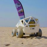 Beach Bot: Kein Müll am Strand  Sommer. Strand. Müll. Wer einmal im Sommer im Sand der berühmten Hamburger Elbstrände saß, versteht die Welt nicht mehr. Tausende Raucher drücken im Sand ihre Kippen aus und lassen sie da stecken. Nichts gegen ein Bierchen mit Blick auf den Hafen, doch viele lassen das Leergut im Sand stehen. Flasche kaputt? Na, dann schnell im Sand verbuddeln, wird schon nicht auffallen. Dazu Aluschalen vom Grillen, und anderes Verpackungsmaterial. Der Beachbot aus Holland hätte hier an der Elbe viel zu tun. Der knuffige Roboter auf vier Rädern ist ein auf Strände spezialisierter Müllsammler, der Müll erkennt, aufsammelt, in seinen Bauch packt und zur Sammelstelle fährt. Noch ist er ein Projekt. Aber wer weiß, vielleicht wir der Beachbot ja der technische Urahn von Walley aus dem gleichnamigen Pixar-Film.