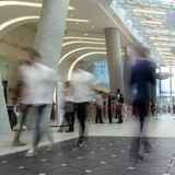 Im Vorübergehen Strom erzeugen  Die Idee ist großartig, doch findet nur sehr langsam Verbreitung. Bewegungsenergie von Fußgängern in Strom verwandeln. Pavegen macht genau das. Das britische Unternehmen hat Gehwegplatten entwickelt, die aus der Be- und Entlastung beim Gehen Strom erzeugt. Pro Platte maximal fünf Watt, doch wenn ein kompletter Gehweg in einer belebten Straße mit ihnen ausgelegt ist, reicht es zum Beispiel für die Gehwegbeleuchtung oder für Ladestationen von Smartphones. In Rio de Janeiro verlegte Pavegen unter dem Rasen eines Fußballplatzes 200 seiner kinetischen Platten. Sind die Kicker auf dem Platz sorgen sie "spielend" für den Strom ihrer Flutlichtanlage. Praktisch für eine Gegend, in der häufiger der Strom ausfällt. Derzeit gibt es weltweit rund 200 Projekte, allerdings immer noch nicht den großen Durchbruch.