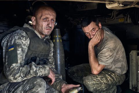 Ukrainische Soldaten im Inneren ihrer Panzerhaubitze. 