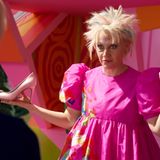 In "Barbie" spielt Comedy-Star Kate McKinnon die "Weird Barbie" (dt. komische Barbie). Auf Barbies Heldenreise verkörpert sie ihre Mentorin, die sie auf den richtigen Weg leitet.