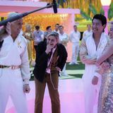 "Shang Chi"-Star Simu Liu spielt eine der unzähligen Ken-Varianten. Hier sieht man ihn als zweiten von rechts am Set zusammen mit Gosling (l.), Robbie (r.) und Produzentin Greta Gerwig (m.). 