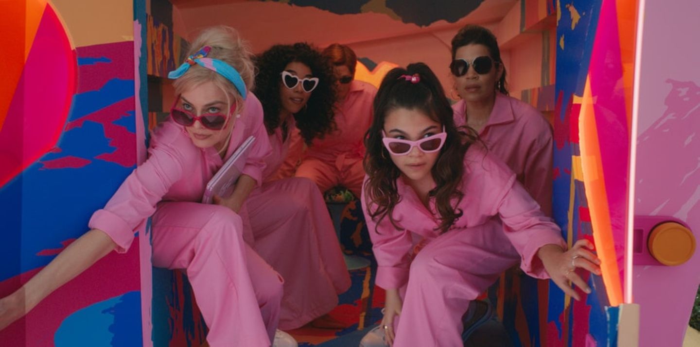 Barbies auf Mission. Um die anderen Barbies von ihrer Gehirnwäsche zu befreien, tragen sie pinke Powersuits. 