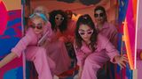 Barbies auf Mission. Um die anderen Barbies von ihrer Gehirnwäsche zu befreien, tragen sie pinke Powersuits. 