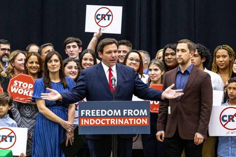 Ron DeSantis, bei einer Pressekonferenz im November 2022, bevor er die sogenannte "stop woke bill" unterzeichnet