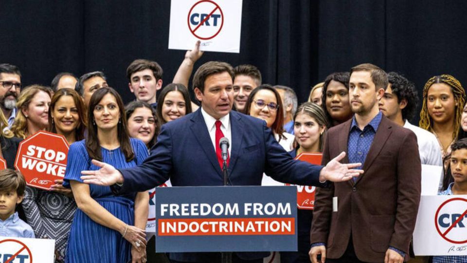 Ron DeSantis, bei einer Pressekonferenz im November 2022, bevor er die sogenannte "stop woke bill" unterzeichnet