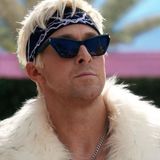 Als Ken sich in der echten Welt der Macht der Männer bewusst wird, verändert er nicht nur sein Verhalten, sondern auch seinen Look. Was nicht fehlen darf: Der legendäre Faux-Fur-Mantel samt Stirnband und Cateye-Sonnenbrille.