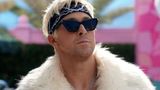 Als Ken sich in der echten Welt der Macht der Männer bewusst wird, verändert er nicht nur sein Verhalten, sondern auch seinen Look. Was nicht fehlen darf: Der legendäre Faux-Fur-Mantel samt Stirnband und Cateye-Sonnenbrille.