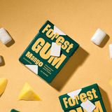 Forrest Gum – das Kaugummi aus Bäumen  Sind Kaugummis eine Umweltsauerei? Durchaus. Die auf erdölbasierten Kunststoffen wie Butylkautschuk oder Polyvinylacetat basierenden Dauerkauer sind in der Natur nicht abbaubar. Und auch sonst macht ein Blick auf die Zutatenliste wenig Appetit. Butylkautschuk findet sich auch in Autoreifen, Gummischläuchen und Dichtungen. Hinzukommen Weichmacher wie Phthalat, die als gesundheits- und umweltschädlich gelten. Da Kaugummi zu kauen grundsätzlich eine gute Sache ist, dachten die Gründer von "Forrest Gum" ein für Mensch und Natur verträgliches Kaugummi. Sie verwenden als Kaumasse Chilce, den Saft des Breiapfelbaumes, der vor allem in Zentral- und Mittelamerika wächst. Den Geschmack steuern pflanzliche Süßungsmittel und Säften bei. Vegan versteht sich.