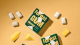 Forrest Gum – das Kaugummi aus Bäumen  Sind Kaugummis eine Umweltsauerei? Durchaus. Die auf erdölbasierten Kunststoffen wie Butylkautschuk oder Polyvinylacetat basierenden Dauerkauer sind in der Natur nicht abbaubar. Und auch sonst macht ein Blick auf die Zutatenliste wenig Appetit. Butylkautschuk findet sich auch in Autoreifen, Gummischläuchen und Dichtungen. Hinzukommen Weichmacher wie Phthalat, die als gesundheits- und umweltschädlich gelten. Da Kaugummi zu kauen grundsätzlich eine gute Sache ist, dachten die Gründer von "Forrest Gum" ein für Mensch und Natur verträgliches Kaugummi. Sie verwenden als Kaumasse Chilce, den Saft des Breiapfelbaumes, der vor allem in Zentral- und Mittelamerika wächst. Den Geschmack steuern pflanzliche Süßungsmittel und Säften bei. Vegan versteht sich.