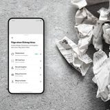 EPAP – Weg mit den Kassenzetteln  Das Aushändigen von Kassenbons ist Pflicht, zum Leidwesen der Kunden und vieler Einzelhändler. Wird der Beleg nicht für einen etwaigen Umtausch benötigt, landen die kleinen Zettel in aller Regel sofort im Müll. Eine zweifache Verschwendung: Mehr Müll braucht niemand, mehr Infos für ein Haushaltsbuch in Zeiten der Inflation schon. Hier setzt die kleine App EPAP an. Supermärkte wie EDEKA und Rewe übermitteln den Bon auf Wunsch digital direkt in die App, oder man scannt den Beleg mit ihr ein. Im zweiten Fall hat man zwar kein Müll vermieden, aber nützliche Informationen über sich selbst gewonnen. Die App analysiert die Einkäufe und kann die Informationen zu digitalen Haushaltsbüchern aufbereiten. In Zeiten knapper Kasse ist es oft sehr nützlich zu erkennen, wo man nebenbei Geld für Dinge ausgibt, die man vielleicht nicht wirklich benötigt hat.