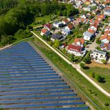 Die Energiekoppler: Ein Dorf wächst energetisch zusammen  Energie wird teurer und gerade auf dem Land erzeugen die meisten Hauseigentümer ihren Strom deswegen selbst. Doch wie das so ist mit dem Naturstrom, manchmal ist mehr da, als man verbraucht und weniger verfügbar, als gerade benötigt wird. Wie wäre es, wenn sich Dörfer und Gemeinden zu virtuellen Kraftwerken zusammenschließen könnten? Gerade nicht gebrauchter erzeugter Solarstrom ließe sich in den Stromspeicher des Nachbarn laden und von dort vielleicht von anderen Nachbarn abrufen? Oder überschüssiger Strom würde gleich dort hingeleitet, wo er gerade benötigt wird. Das ist möglich mit einer Erfindung von "Die Energiekoppler" aus Dresden. In jedem angeschlossenen Haushalt wird eine SwarmBox installiert, die dann über einen zentralen Hub, die Energie an alle anderen angeschlossenen Haushalte verteilt. "Unser System stellt die bei der Energieerzeug entscheidende Balance zwischen Erzeugung und Verbrauch sicher", sagt Irina Weis, Sprecherin der Energiekoppler. Theoretisch könnten sich damit ganze Gemeinden energieautark machen. Der Haken: Technisch ist das alles machbar, nur die Politik kommt regulatorisch nicht hinterher. Rechtliche Grundlage des SwarmBox-Systems ist das "Clean Energy Pack" der EU, das in Deutschland auf Landesebene noch nicht durchgesetzt wurde. Schneller sind hier die Österreicher und Italiener.