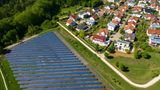Die Energiekoppler: Ein Dorf wächst energetisch zusammen  Energie wird teurer und gerade auf dem Land erzeugen die meisten Hauseigentümer ihren Strom deswegen selbst. Doch wie das so ist mit dem Naturstrom, manchmal ist mehr da, als man verbraucht und weniger verfügbar, als gerade benötigt wird. Wie wäre es, wenn sich Dörfer und Gemeinden zu virtuellen Kraftwerken zusammenschließen könnten? Gerade nicht gebrauchter erzeugter Solarstrom ließe sich in den Stromspeicher des Nachbarn laden und von dort vielleicht von anderen Nachbarn abrufen? Oder überschüssiger Strom würde gleich dort hingeleitet, wo er gerade benötigt wird. Das ist möglich mit einer Erfindung von "Die Energiekoppler" aus Dresden. In jedem angeschlossenen Haushalt wird eine SwarmBox installiert, die dann über einen zentralen Hub, die Energie an alle anderen angeschlossenen Haushalte verteilt. "Unser System stellt die bei der Energieerzeug entscheidende Balance zwischen Erzeugung und Verbrauch sicher", sagt Irina Weis, Sprecherin der Energiekoppler. Theoretisch könnten sich damit ganze Gemeinden energieautark machen. Der Haken: Technisch ist das alles machbar, nur die Politik kommt regulatorisch nicht hinterher. Rechtliche Grundlage des SwarmBox-Systems ist das "Clean Energy Pack" der EU, das in Deutschland auf Landesebene noch nicht durchgesetzt wurde. Schneller sind hier die Österreicher und Italiener.