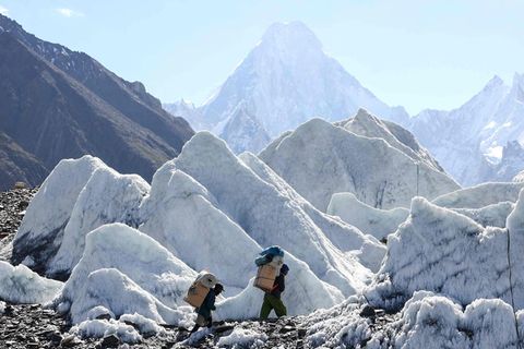 Pakistanische Helfer am Fuße des K2, des zweithöchsten Bergs der Erde
