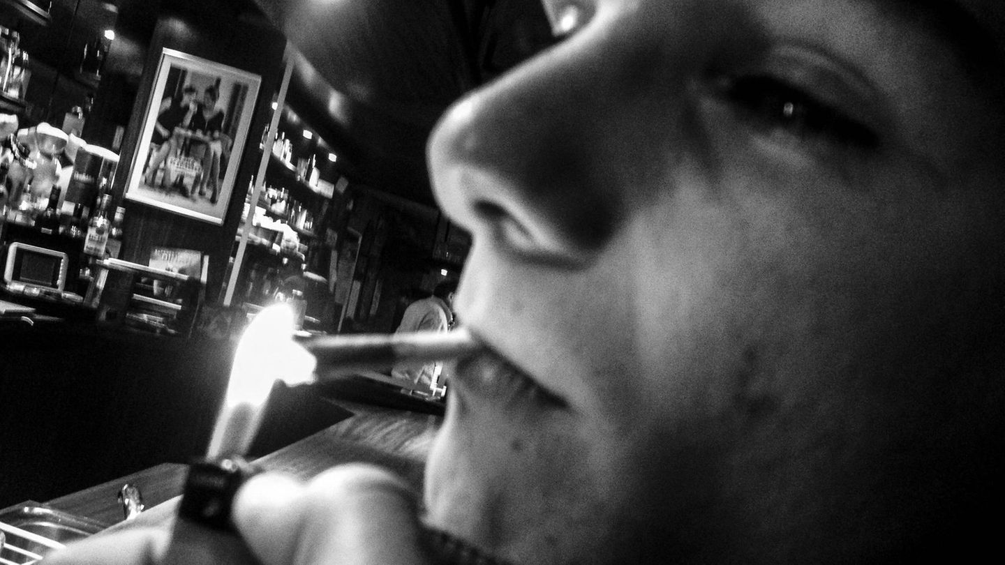 Gen Z. versus Generation X. Ein junger Mann raucht Gen Z. versus Generation X. Ein junger Mann raucht