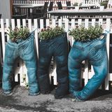 Resortecs: Mode zum Zerfallen schön  Hinter der schönen bunten Welt der Modebranche verbirgt sich die dreckigste Industrie gleich nach dem Erdöl. Bei der Herstellung werden nicht nur große Mengen an Chemie verwendet, sondern auch Erdölprodukte wie Polyester, von den Treibhausgasen bei der Herstellung und dem Schiffstransport ganz zu schweigen. Allein in Deutschland landen jedes Jahr rund eine Milliarde Kleidungsstücke in Altkleidersammlungen oder im Müll - oder werden wie auf diesem Bild anderweitig verwertet. Das Recycling von Kleidung hat kaum einen positiven Effekt auf die Umweltbilanz weil ....