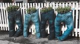 Resortecs: Mode zum Zerfallen schön  Hinter der schönen bunten Welt der Modebranche verbirgt sich die dreckigste Industrie gleich nach dem Erdöl. Bei der Herstellung werden nicht nur große Mengen an Chemie verwendet, sondern auch Erdölprodukte wie Polyester, von den Treibhausgasen bei der Herstellung und dem Schiffstransport ganz zu schweigen. Allein in Deutschland landen jedes Jahr rund eine Milliarde Kleidungsstücke in Altkleidersammlungen oder im Müll - oder werden wie auf diesem Bild anderweitig verwertet. Das Recycling von Kleidung hat kaum einen positiven Effekt auf die Umweltbilanz weil ....