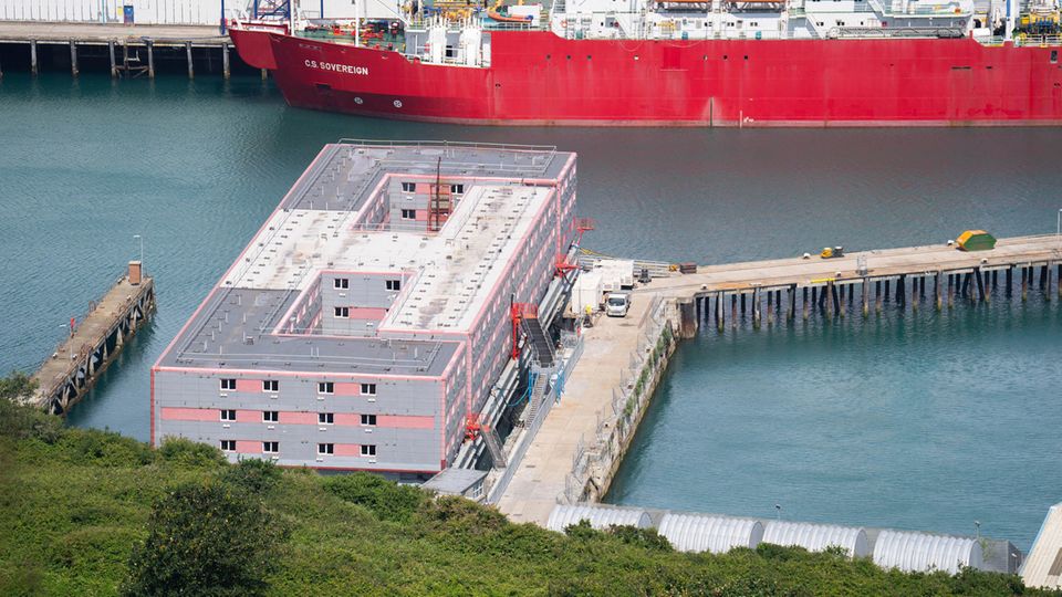 Neueste Idee zur Lösung des britischen Flüchtlingsproblems: Das Schiff "Bibby Stockholm" ankert in Portland an der südenglischen Küste und soll bis zu 500 Geflüchtete beherbergen. 