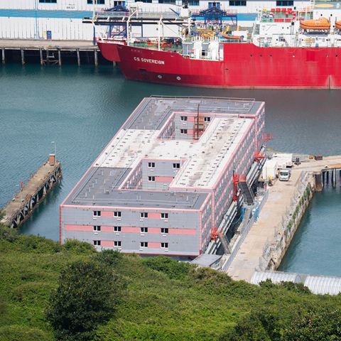 Neueste Idee zur Lösung des britischen Flüchtlingsproblems: Das Schiff "Bibby Stockholm" ankert in Portland an der südenglischen Küste und soll bis zu 500 Geflüchtete beherbergen. 