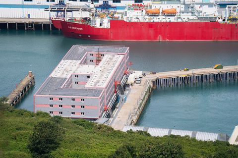 Neueste Idee zur Lösung des britischen Flüchtlingsproblems: Das Schiff "Bibby Stockholm" ankert in Portland an der südenglischen Küste und soll bis zu 500 Geflüchtete beherbergen. 