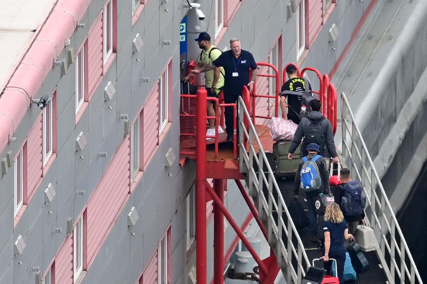 "Potenzielle Todesfalle": Die ersten Asylbewerber ziehen in das Flüchtlingsschiff "Bibby Stockholm" ein, das im Hafen von Portland in Südengland ankert. 