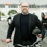 Städte für Menschen, nicht für Autos: Klaus Bondam  Die Menschen müssten wieder das Stadtbild prägen, nicht die Autos, ist der Leitspruch von Klaus Bondam. Der heute 60-Jährige war von 2006 bis 2009 der Bürgermeister für Technik und Umwelt von Kopenhagen. Er trieb im Wesentlichen den Umbau der Stadt zur Fahrradhauptstadt Europas voran, wenn nicht sogar der Welt. Wobei Radfahren nur einer seiner Punkte war, er wollte in erster Linie sollt er eine menschengerechte, klimafreundliche Stadt. Das gelinge nur, so Bondams Überlegungen, wenn die Menschen wieder zu Fuß oder mit dem Rad unterwegs sind. Alles hänge zusammen. Nur wer in der Stadt sicher und bequem zu Fuß unterwegs sei, werde öffentliche Verkehrsmittel nutzen, nur wer als Radfahrer zügig und sicher vorankomme, werde sein Auto stehen lassen. Bondam ließ Fahrbahnen für Autos verkleinern, schuf Radschnellstraßen, Rad-Parkhäuser, gab Bussen und Radfahrern Vorfahrtsrechte. Folge: Über die Hälfte der Kopenhagener sind heute mit dem Rad unterwegs, bei jedem Wetter. Bondam musste viele unbequeme verkehrspolitische Entscheidungen treffen, hilfreich dabei war, dass die Kopenhagener Jahre zuvor für das Rad und gegen das Auto demonstriert hatten. Bondam ist heute Präsident des dänischen Radverbands und wird gern von anderen Städten bei Verkehrsplanungen um Rat gefragt.