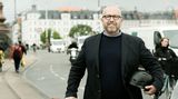 Städte für Menschen, nicht für Autos: Klaus Bondam  Die Menschen müssten wieder das Stadtbild prägen, nicht die Autos, ist der Leitspruch von Klaus Bondam. Der heute 60-Jährige war von 2006 bis 2009 der Bürgermeister für Technik und Umwelt von Kopenhagen. Er trieb im Wesentlichen den Umbau der Stadt zur Fahrradhauptstadt Europas voran, wenn nicht sogar der Welt. Wobei Radfahren nur einer seiner Punkte war, er wollte in erster Linie sollt er eine menschengerechte, klimafreundliche Stadt. Das gelinge nur, so Bondams Überlegungen, wenn die Menschen wieder zu Fuß oder mit dem Rad unterwegs sind. Alles hänge zusammen. Nur wer in der Stadt sicher und bequem zu Fuß unterwegs sei, werde öffentliche Verkehrsmittel nutzen, nur wer als Radfahrer zügig und sicher vorankomme, werde sein Auto stehen lassen. Bondam ließ Fahrbahnen für Autos verkleinern, schuf Radschnellstraßen, Rad-Parkhäuser, gab Bussen und Radfahrern Vorfahrtsrechte. Folge: Über die Hälfte der Kopenhagener sind heute mit dem Rad unterwegs, bei jedem Wetter. Bondam musste viele unbequeme verkehrspolitische Entscheidungen treffen, hilfreich dabei war, dass die Kopenhagener Jahre zuvor für das Rad und gegen das Auto demonstriert hatten. Bondam ist heute Präsident des dänischen Radverbands und wird gern von anderen Städten bei Verkehrsplanungen um Rat gefragt.