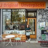 Weniger ist mehr Milena Glimbovski  Die beste Methode der Plastikmüllbekämpfung ist, Plastik gar nicht erst zu verwenden. Ihr Credo setzte Milena Glimbovski 2014 in ein Unternehmenskonzept um: Sie schuf zusammen mit Sara Wolf das Lebensmittelgeschäft "Original unverpackt" und wurde so zu einer Ikone der weltweiten Zero-Waste-Bewegung. In den OU-Läden werden etwa 600 Produkte wie Nudeln, Haferflocke oder Früchte ohne Umverpackung verkauft. Joghurt und Milch gibt es in Pfandgläsern. Eigentlich so, wie es die Großeltern und Ur-Großeltern noch selbstverständlich war. In anderen Ländern zogen Geschäfte mit ähnlichem Konzept nach. Auch wenn es keine Massenbewegung werden dürfte, so hat Milena Glimbovki doch einen Anfang gemacht und Konsumenten dafür sensibilisiert, müllfreier zu leben