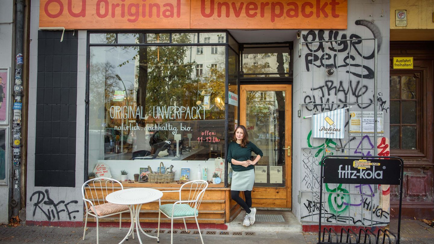 Weniger ist mehr Milena Glimbovski  Die beste Methode der Plastikmüllbekämpfung ist, Plastik gar nicht erst zu verwenden. Ihr Credo setzte Milena Glimbovski 2014 in ein Unternehmenskonzept um: Sie schuf zusammen mit Sara Wolf das Lebensmittelgeschäft "Original unverpackt" und wurde so zu einer Ikone der weltweiten Zero-Waste-Bewegung. In den OU-Läden werden etwa 600 Produkte wie Nudeln, Haferflocke oder Früchte ohne Umverpackung verkauft. Joghurt und Milch gibt es in Pfandgläsern. Eigentlich so, wie es die Großeltern und Ur-Großeltern noch selbstverständlich war. In anderen Ländern zogen Geschäfte mit ähnlichem Konzept nach. Auch wenn es keine Massenbewegung werden dürfte, so hat Milena Glimbovki doch einen Anfang gemacht und Konsumenten dafür sensibilisiert, müllfreier zu leben