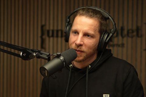 Die Kunst des guten Zuhörens: Ben Berndt  Richtig Zuhören ist eine Kunst. Vor allem bei Meinungen und Sichtweisen, die nicht die eigenen sind. Wer das kann, der ist ein Vorbild für ein besseres Miteinander. Einer mit dieser Gabe ist Ben Berndt. Der grundsympathische Enddreißiger ist Host seines Podcast "unscripted" auf YouTube. Mit sonorer Stimme und entwaffnendem Lächeln spricht er mit sehr unterschiedlichen Gästen über alle möglichen Themen des Lebens. Von Feminismus, Fetisch, Fresssucht bis zu Krieg und Klima. Sein Geheimnis: Er hört sehr genau zu, ist blitzschnell im Kopf, urteilt nicht, doch stellt punktgenau die richtigen Fragen. Und eines merkt man ihm an: Er will von anderen lernen. Vielleicht muss man für diese Offenheit ein Leben wie Ben Berndt geführt haben. In seiner Jugend, so schreibt er über sich selbst, sei er ein "fauler, dicker, arroganter Klugscheißer" gewesen. Und ein "Brain". Unter tausenden Bewerben wurde er für ein Dualstudium in einem Dax-Konzern ausgewählt, studierte BWL und Business Administration, gründete Unternehmen, erhielt Auszeichnungen. Doch glücklich sei er nie gewesen. Nach persönlichen Schicksalsschlägen richtete er sein Leben neu aus. Ein Resultat aus seiner Sinnkrise ist sein Podcast, von dem man durchaus lernen kann, wie zuhören geht.