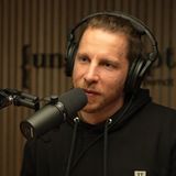 Die Kunst des guten Zuhörens: Ben Berndt  Richtig Zuhören ist eine Kunst. Vor allem bei Meinungen und Sichtweisen, die nicht die eigenen sind. Wer das kann, der ist ein Vorbild für ein besseres Miteinander. Einer mit dieser Gabe ist Ben Berndt. Der grundsympathische Enddreißiger ist Host seines Podcast "unscripted" auf YouTube. Mit sonorer Stimme und entwaffnendem Lächeln spricht er mit sehr unterschiedlichen Gästen über alle möglichen Themen des Lebens. Von Feminismus, Fetisch, Fresssucht bis zu Krieg und Klima. Sein Geheimnis: Er hört sehr genau zu, ist blitzschnell im Kopf, urteilt nicht, doch stellt punktgenau die richtigen Fragen. Und eines merkt man ihm an: Er will von anderen lernen. Vielleicht muss man für diese Offenheit ein Leben wie Ben Berndt geführt haben. In seiner Jugend, so schreibt er über sich selbst, sei er ein "fauler, dicker, arroganter Klugscheißer" gewesen. Und ein "Brain". Unter tausenden Bewerben wurde er für ein Dualstudium in einem Dax-Konzern ausgewählt, studierte BWL und Business Administration, gründete Unternehmen, erhielt Auszeichnungen. Doch glücklich sei er nie gewesen. Nach persönlichen Schicksalsschlägen richtete er sein Leben neu aus. Ein Resultat aus seiner Sinnkrise ist sein Podcast, von dem man durchaus lernen kann, wie zuhören geht.