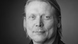 Menschliche Männer: Jens van Tricht  Männer haben es gerade nicht leicht. In der dritten Feminismuswelle im Schulterschluss mit der Critical Race Theory muss der Mann derzeit für alles Übel in der Welt herhalten: Unterdrückung der Frau, anderer Kulturen und anderen Lebensformen als der des sogenannten Cis-Normativen. Klimawandel? Ab sicher! In diese Gemengelage legt der dänische Genderforscher Jens van Tricht noch eines drauf und sagt: Der Feminismus tut dem Mann gut. Aus der provokanten Aussage wird ein Buch und zwei Vereine, "Emancipator" sowie "MenEngage". Van Tricht trifft einen Punkt. Die traditionellen Werte der Männlichkeit seien für viele soziale Probleme in der Welt verantwortlich. Gewalt in der Familie, auf der Straße, in der Politik, Machtstreben über andere bis hin zur Vergewaltigung. Van Trichts Analyse: Männer litten unter den ungerechten Rollenverteilungen, die sie selbst geschaffen hätten.  Sein Vorschlag: Männer müssten sich genauso von tradierten Rollenbildern emanzipieren wie die Frauen. Es ginge nicht um die "weibliche Seite" bei Männern. Dieses Bild sei falsch, sagt van Tricht. Männer müssten vielmehr ihre menschliche Seite zeigen können, ohne dafür als unmännlich abgestraft zu werden. Wäre eine Überlegung wert.