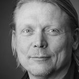 Menschliche Männer: Jens van Tricht  Männer haben es gerade nicht leicht. In der dritten Feminismuswelle im Schulterschluss mit der Critical Race Theory muss der Mann derzeit für alles Übel in der Welt herhalten: Unterdrückung der Frau, anderer Kulturen und anderen Lebensformen als der des sogenannten Cis-Normativen. Klimawandel? Ab sicher! In diese Gemengelage legt der dänische Genderforscher Jens van Tricht noch eines drauf und sagt: Der Feminismus tut dem Mann gut. Aus der provokanten Aussage wird ein Buch und zwei Vereine, "Emancipator" sowie "MenEngage". Van Tricht trifft einen Punkt. Die traditionellen Werte der Männlichkeit seien für viele soziale Probleme in der Welt verantwortlich. Gewalt in der Familie, auf der Straße, in der Politik, Machtstreben über andere bis hin zur Vergewaltigung. Van Trichts Analyse: Männer litten unter den ungerechten Rollenverteilungen, die sie selbst geschaffen hätten.  Sein Vorschlag: Männer müssten sich genauso von tradierten Rollenbildern emanzipieren wie die Frauen. Es ginge nicht um die "weibliche Seite" bei Männern. Dieses Bild sei falsch, sagt van Tricht. Männer müssten vielmehr ihre menschliche Seite zeigen können, ohne dafür als unmännlich abgestraft zu werden. Wäre eine Überlegung wert.