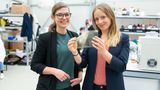 Spurloses Plastik: Anne Lamp und Johanna Baare  Plastik ist Segen und Fluch zugleich. Ohne das vielseitige Material hauptsächlich aus Erdöl, wären sehr viele weitere Innovationen in nahezu allen Lebensbereichen nicht möglich gewesen. Der Fluch des Plastiks liegt indes in seiner Haltbarkeit. Es verrottet nicht, sondern zerfällt, einmal in der Natur, lediglich in immer kleinere Bruchstücke bis hin zum Mikroplastik, das dann in die Nahrungskette in den menschlichen Körper gelangt. Das Recycling ist zwar möglich, doch die überwiegende Masse liegt in Deponien oder schwimmt in den Meeren. Wenn die Kreislaufwirtschaft bei Plastik nicht funktioniert, müsste man biologisch abbaubares Plastik entwickeln, um den Fluch zu brechen. Diese Vorstellung hat Anne Lamp und Johanna Baare nicht losgelassen. Sie entwickelten ein Verfahren, mit dem aus biologischen Industrieabfällen Biopolymere gewonnen werden, sprich: Ein Kunststoff, der in der Natur spurlos abgebaut wird. So entstand auch der Name ihres Startups: Traceless Materials. Die beiden Hamburgerinnen wurden mit Auszeichnungen überhäuft. Dieses Jahr soll die Massenproduktion anlaufen.