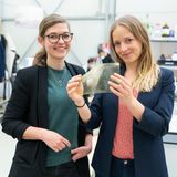 Spurloses Plastik: Anne Lamp und Johanna Baare  Plastik ist Segen und Fluch zugleich. Ohne das vielseitige Material hauptsächlich aus Erdöl, wären sehr viele weitere Innovationen in nahezu allen Lebensbereichen nicht möglich gewesen. Der Fluch des Plastiks liegt indes in seiner Haltbarkeit. Es verrottet nicht, sondern zerfällt, einmal in der Natur, lediglich in immer kleinere Bruchstücke bis hin zum Mikroplastik, das dann in die Nahrungskette in den menschlichen Körper gelangt. Das Recycling ist zwar möglich, doch die überwiegende Masse liegt in Deponien oder schwimmt in den Meeren. Wenn die Kreislaufwirtschaft bei Plastik nicht funktioniert, müsste man biologisch abbaubares Plastik entwickeln, um den Fluch zu brechen. Diese Vorstellung hat Anne Lamp und Johanna Baare nicht losgelassen. Sie entwickelten ein Verfahren, mit dem aus biologischen Industrieabfällen Biopolymere gewonnen werden, sprich: Ein Kunststoff, der in der Natur spurlos abgebaut wird. So entstand auch der Name ihres Startups: Traceless Materials. Die beiden Hamburgerinnen wurden mit Auszeichnungen überhäuft. Dieses Jahr soll die Massenproduktion anlaufen.