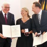 Sabine und Daniel Röder: Pulse of Europe  Die Europäische Union ist eine zivilisatorische Meisterleistung. Nach Jahrhunderten der Kriege und lang gehegten Feindschaften fanden europäischen Staaten zu einer Union zusammen, einigten sich auf gemeinsame Werte, schafften die innereuropäischen Grenzen ab, übertrugen viele nationale Rechte auf das EU-Parlament, hoben eine gemeinsame Währung aus der Taufe. Nie zuvor gab es eine längere Phase des Friedens, größeren wirtschaftlichen Wohlstand und politische Stabilität. Doch was schwindet, sind überzeugte Europäer. Dafür wächst die Zahl der Nationalisten, die am liebsten das Rad wieder zurückdrehen möchten. Diese Sorge trieb die Rechtsanwälte Sabine und Daniel Röder schon 2016 um. Europa müsse wieder sichtbarer werden, sagen sie und gründeten 2016 die Initiative "Pulse of Europe", die ein Jahr später zum gemeinnützigen Verein wurde. "Pulse of Europe" startete durch, organisierte Kundgebungen, Veranstaltungen im Wochentakt, Webinare, Hausparlamente und ist sehr aktiv in den Sozialen Medien. Wer der Initiative auf Facebook folgt, ist immer gut informiert über aktuelle EU-Themen und Veranstaltungen, bei denen man direkt mit EU-Abgeordneten ins Gespräch kommen kann. Mehr Vorbild in Sachen Europa geht kaum. Dafür gab es dann auch das Bundesverdienstkreuz.