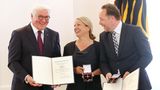 Sabine und Daniel Röder: Pulse of Europe  Die Europäische Union ist eine zivilisatorische Meisterleistung. Nach Jahrhunderten der Kriege und lang gehegten Feindschaften fanden europäischen Staaten zu einer Union zusammen, einigten sich auf gemeinsame Werte, schafften die innereuropäischen Grenzen ab, übertrugen viele nationale Rechte auf das EU-Parlament, hoben eine gemeinsame Währung aus der Taufe. Nie zuvor gab es eine längere Phase des Friedens, größeren wirtschaftlichen Wohlstand und politische Stabilität. Doch was schwindet, sind überzeugte Europäer. Dafür wächst die Zahl der Nationalisten, die am liebsten das Rad wieder zurückdrehen möchten. Diese Sorge trieb die Rechtsanwälte Sabine und Daniel Röder schon 2016 um. Europa müsse wieder sichtbarer werden, sagen sie und gründeten 2016 die Initiative "Pulse of Europe", die ein Jahr später zum gemeinnützigen Verein wurde. "Pulse of Europe" startete durch, organisierte Kundgebungen, Veranstaltungen im Wochentakt, Webinare, Hausparlamente und ist sehr aktiv in den Sozialen Medien. Wer der Initiative auf Facebook folgt, ist immer gut informiert über aktuelle EU-Themen und Veranstaltungen, bei denen man direkt mit EU-Abgeordneten ins Gespräch kommen kann. Mehr Vorbild in Sachen Europa geht kaum. Dafür gab es dann auch das Bundesverdienstkreuz.