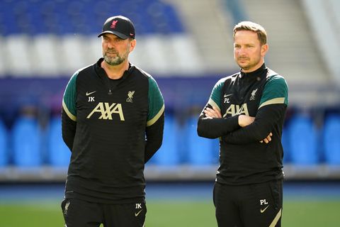 Jürgen Klopp und Pep Lijnders stehen auf einem Fußballplatz