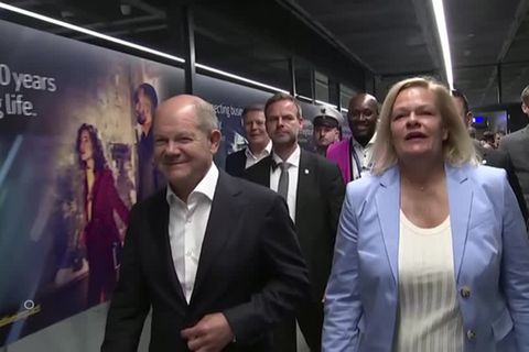 Video: Wahlkampf in Hessen: Faeser und Scholz werben gemeinsam um Stimmen