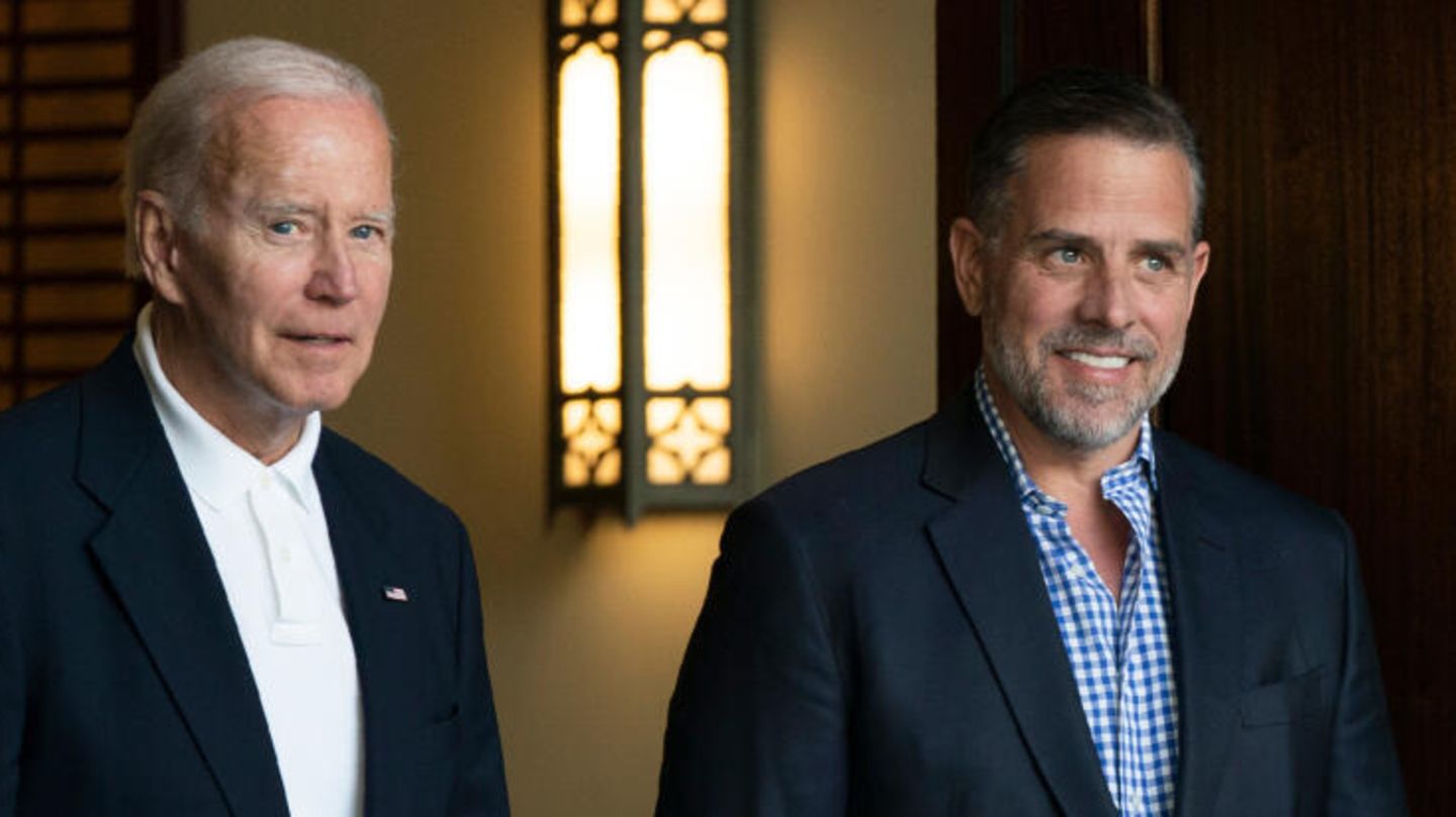 US-Präsident Joe Biden und sein Sohn Hunter Biden verlassen die Holy Spirit Catholic Church in Johns Island, S.C.