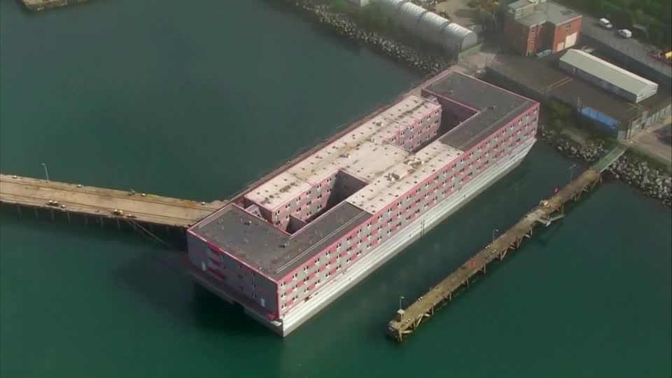 Video: Migranten in Großbritannien: Aufenthalt auf Lastkahn wegen Legionellen kürzer als gedacht