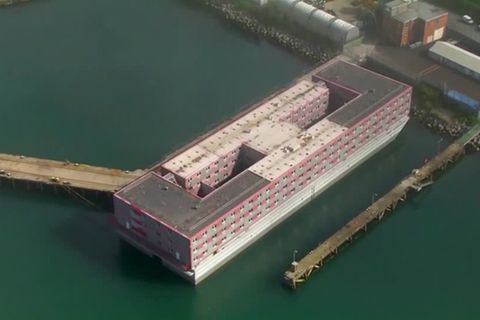 Video: Migranten in Großbritannien: Aufenthalt auf Lastkahn wegen Legionellen kürzer als gedacht