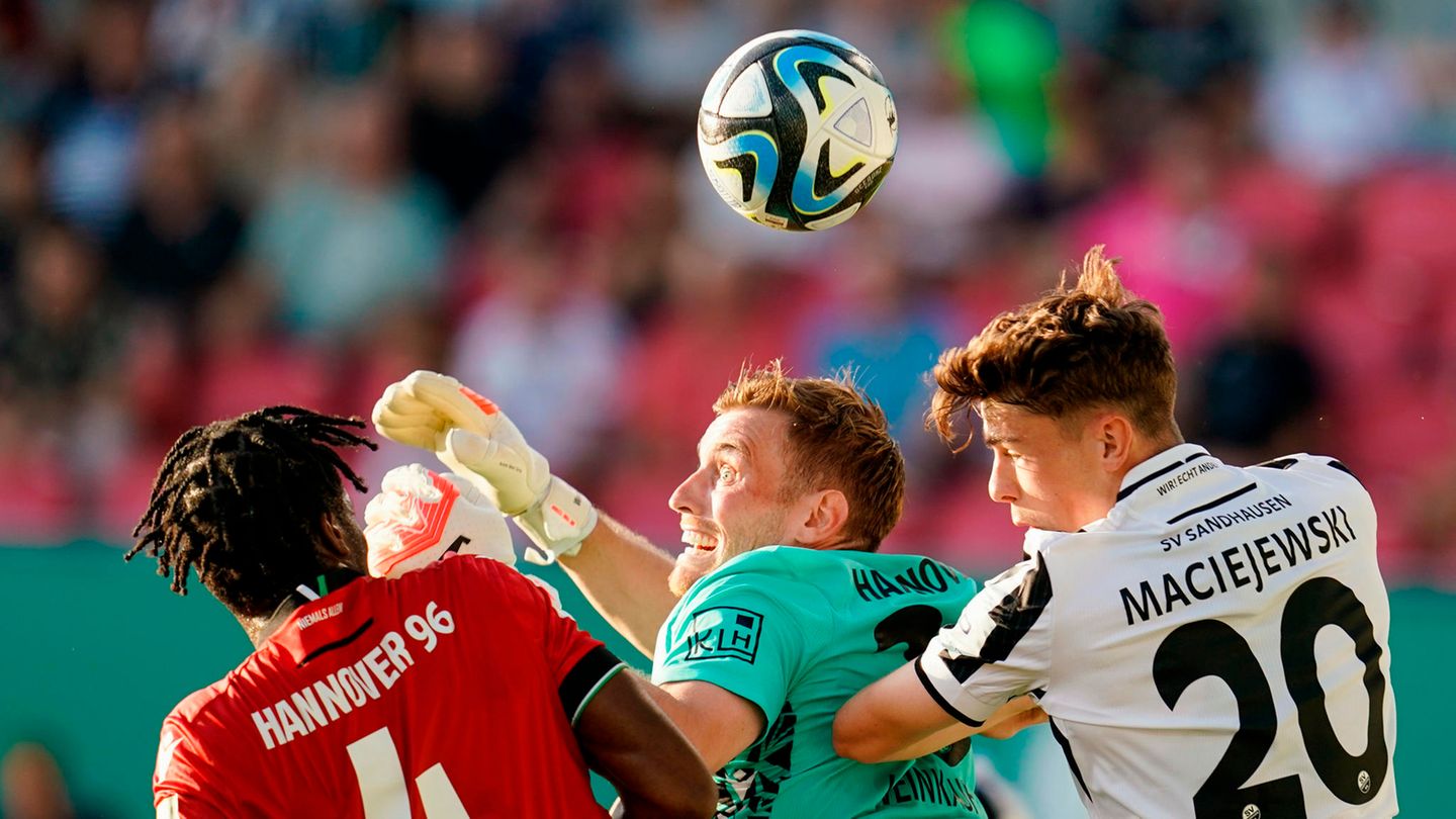 DFB-Pokal: Gladbach feiert Kantersieg, Hannover verliert im Elfmeterschießen
