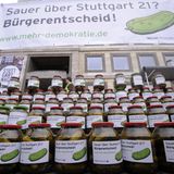 Schritt 7: Volksinitiative, Volksbegehren und Volksentscheid  Auf Bundesebene gibt es sie nicht, wohl aber darunter: die direkte Demokratie durch das Volksbegehren oder Bürgerbegehren. Das Volksbegehren betrifft die Landespolitik, das Bürgerbegehren die Kommunen und Gemeinden. Mit diesen Instrumenten können Bürger Gesetze auf den Weg bringen oder über Sachfragen entscheiden. Die drei Begriffe werden häufig synonym verwendet, tatsächlich bezeichnen sie die einzelnen Stufen des Verfahrens: Bei der Initiative muss das politische Anliegen formuliert, eine bestimmte Anzahl von Unterschriften gesammelt und dem Landtag eingereicht werden. Stimmt der Landtag dem Anliegen nicht zu, kann ein Volksbegehren eingeleitet werden. Für ein Begehren sind deutlich mehr Unterschriften innerhalb einer Frist notwendig. Sind die Anforderungen erfüllt, doch der Landtag lehnt das Volksbegehren ab, kommt es zum Volksentscheid. Nun sind alle wahlberechtigten Bürger aufgefordert, dem durch die Initiative angeregtem Gesetz mit Ja oder Nein abzustimmen. Stimmt die Mehrheit zu, dann hat das Gesetz den gleichen Rang wie eine parlamentarische Entscheidung. Wer eine Bürgerinitiative starten will, sollte sich vorab beraten und im Verlauf helfen lassen. Eine Mitgliedschaft in Vereinen wie „Mehr Demokratie“ ist nützlich. 